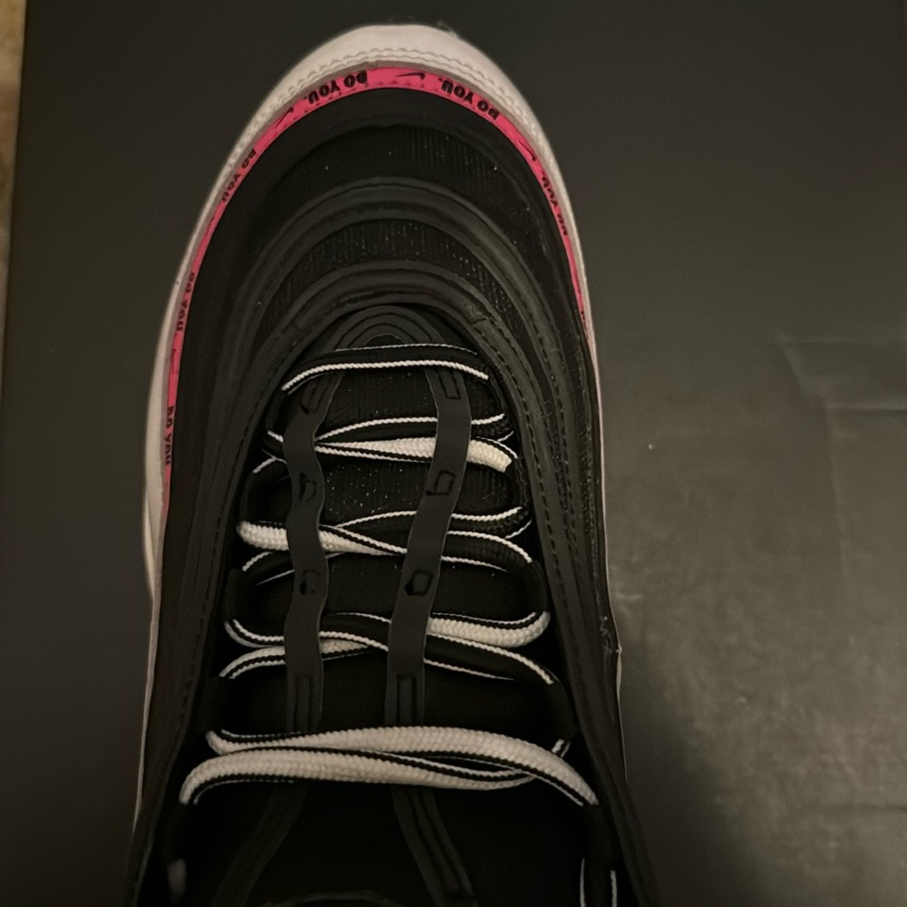 White, black, lime free with a pink strip ont th says NIKE.      Size 11.5.